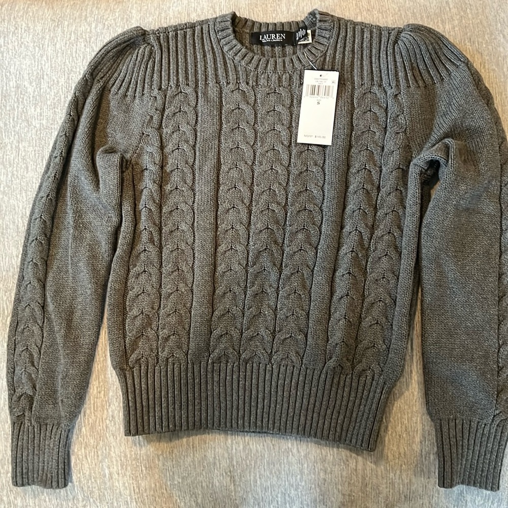 Polo by Ralph Lauren cable knit puff sleeve sweater
Color-gray
Size-small
